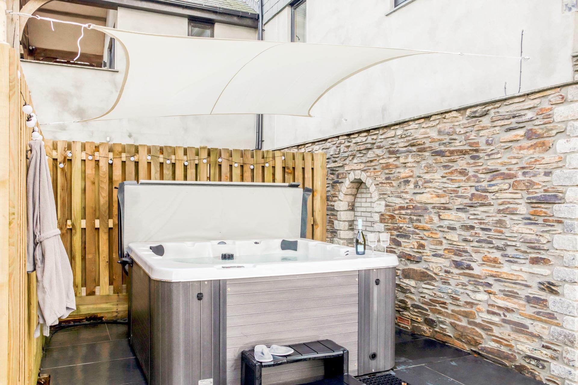 Sink into the bubbles and stargaze at night in the peace and tranquillity of the countryside.