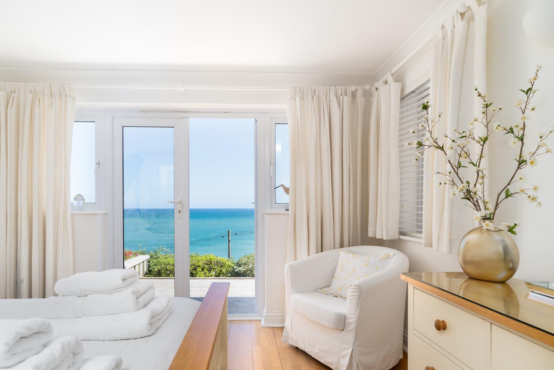 The light room is well furnished and has been designed with your comfort in mind. 