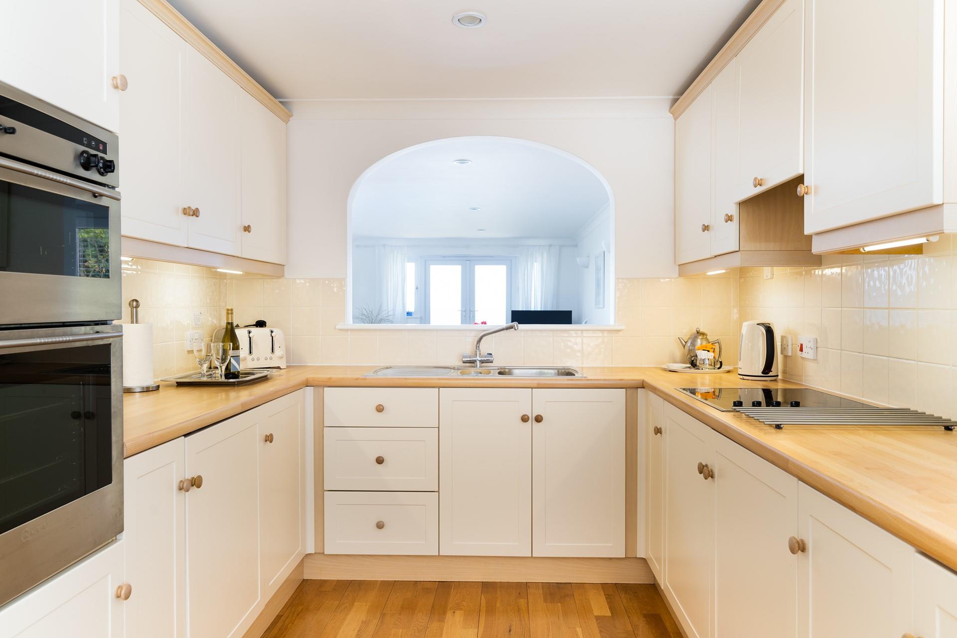 The well-equipped kitchen enables you to cook from home. 