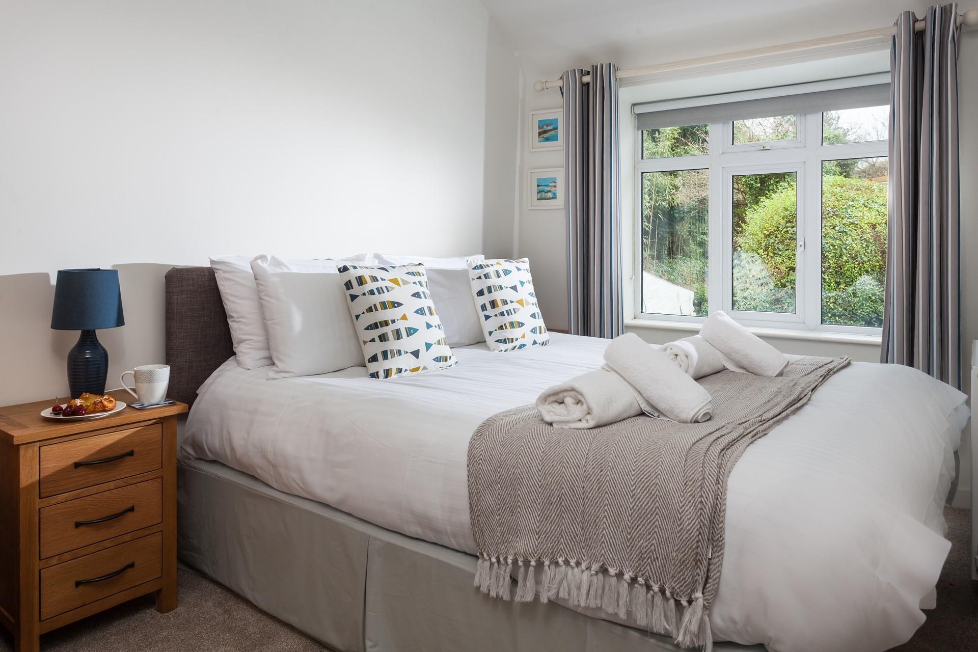 Bedroom 2 has zip and link beds for flexible sleeping arrangements.