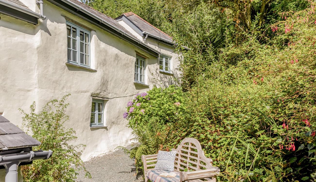 Yet another little spot for rest and relaxation in this little private bench area.