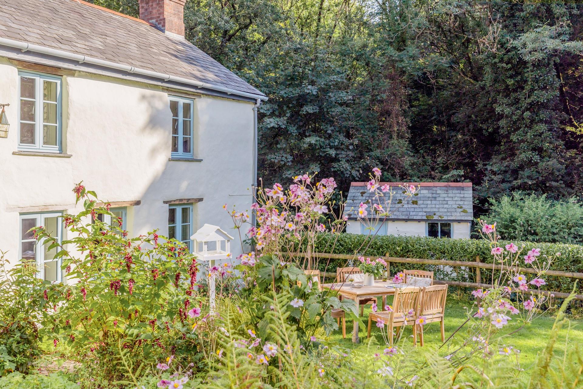 Hobb's Choice is surrounded by beautiful terraced gardens, bursting with flora and fauna.