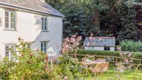 Hobb's Choice is surrounded by beautiful terraced gardens, bursting with flora and fauna.