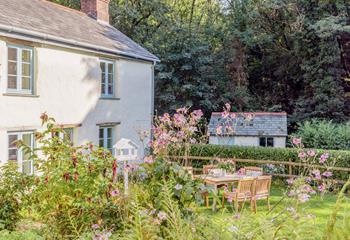 Hobb's Choice is surrounded by beautiful terraced gardens, bursting with flora and fauna.