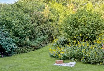 There is no need to go far if you don't want to, the garden is the perfect place for a picnic in the flowers.