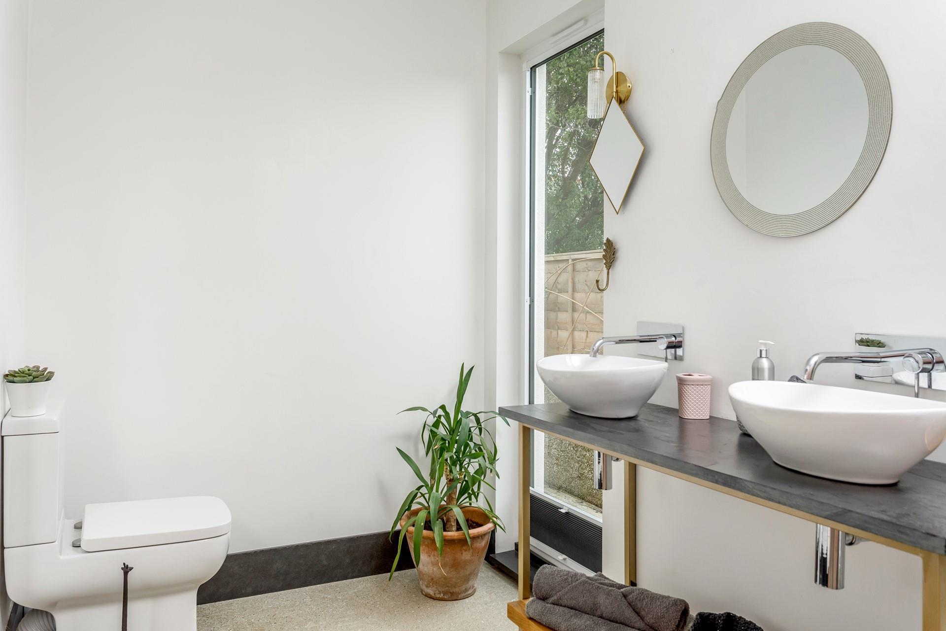 Soft towels await in the en suite.