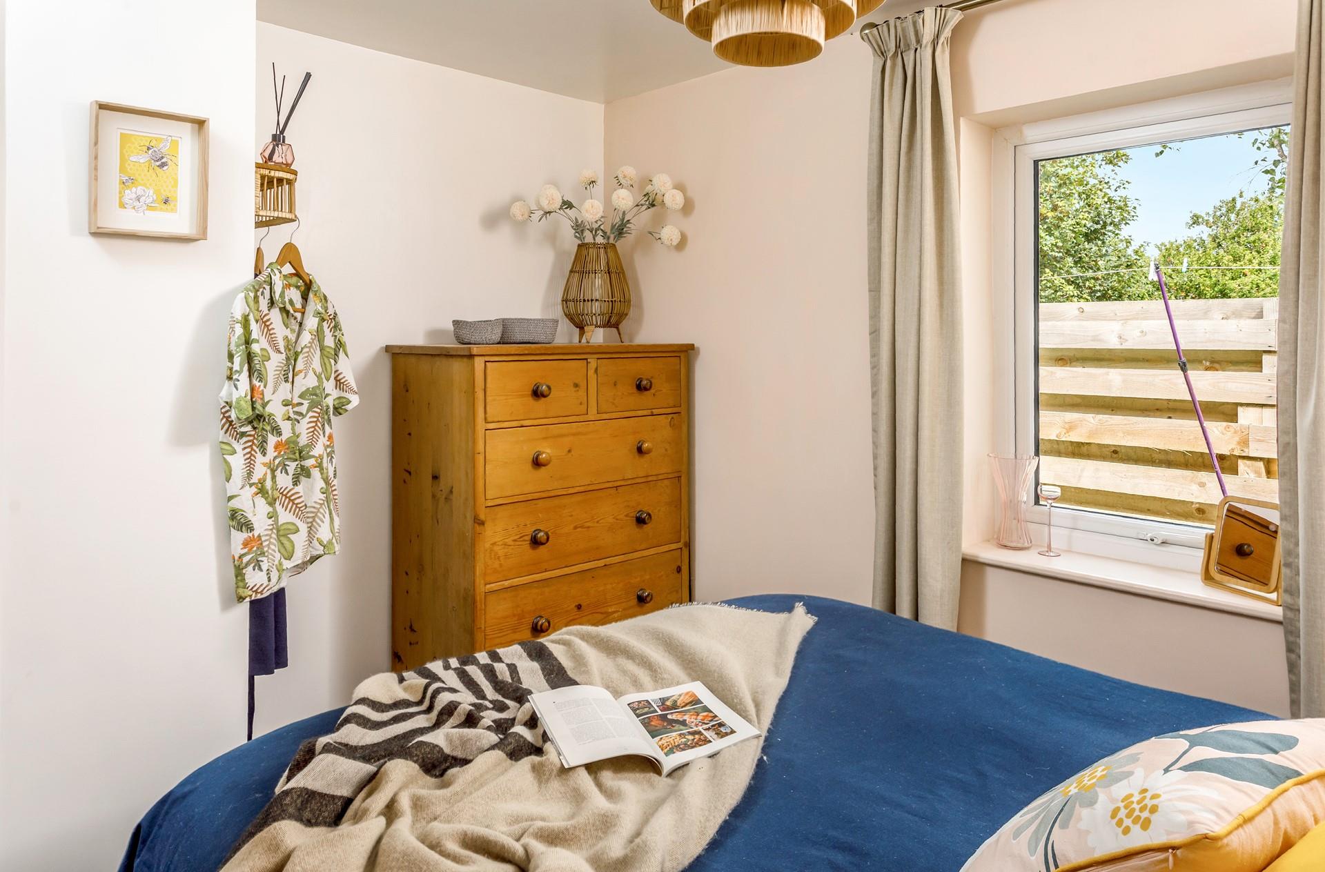 Bedroom 1 has zip and link beds allowing for flexible sleeping arrangments.