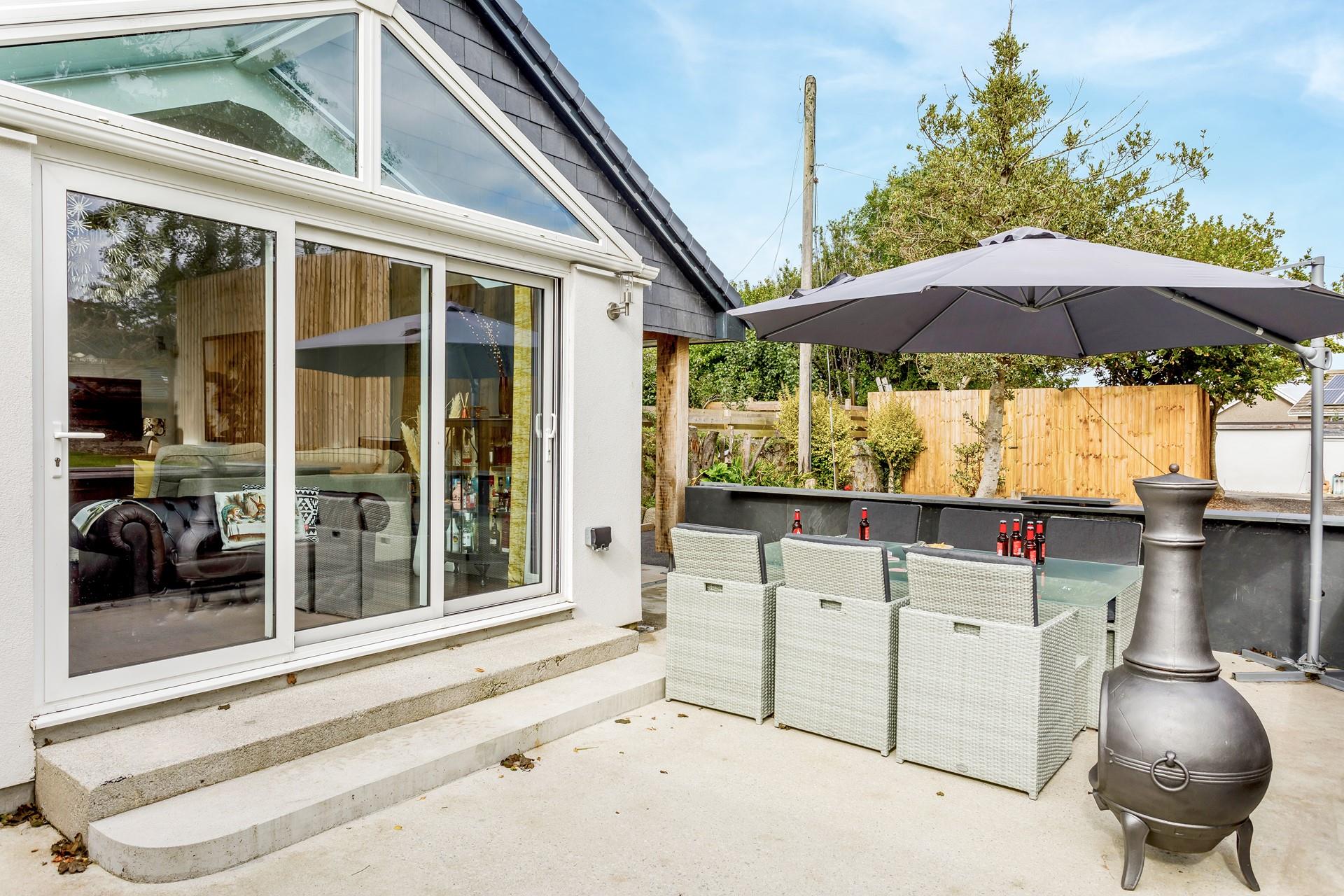 Enjoy some cold drinks out on the patio.