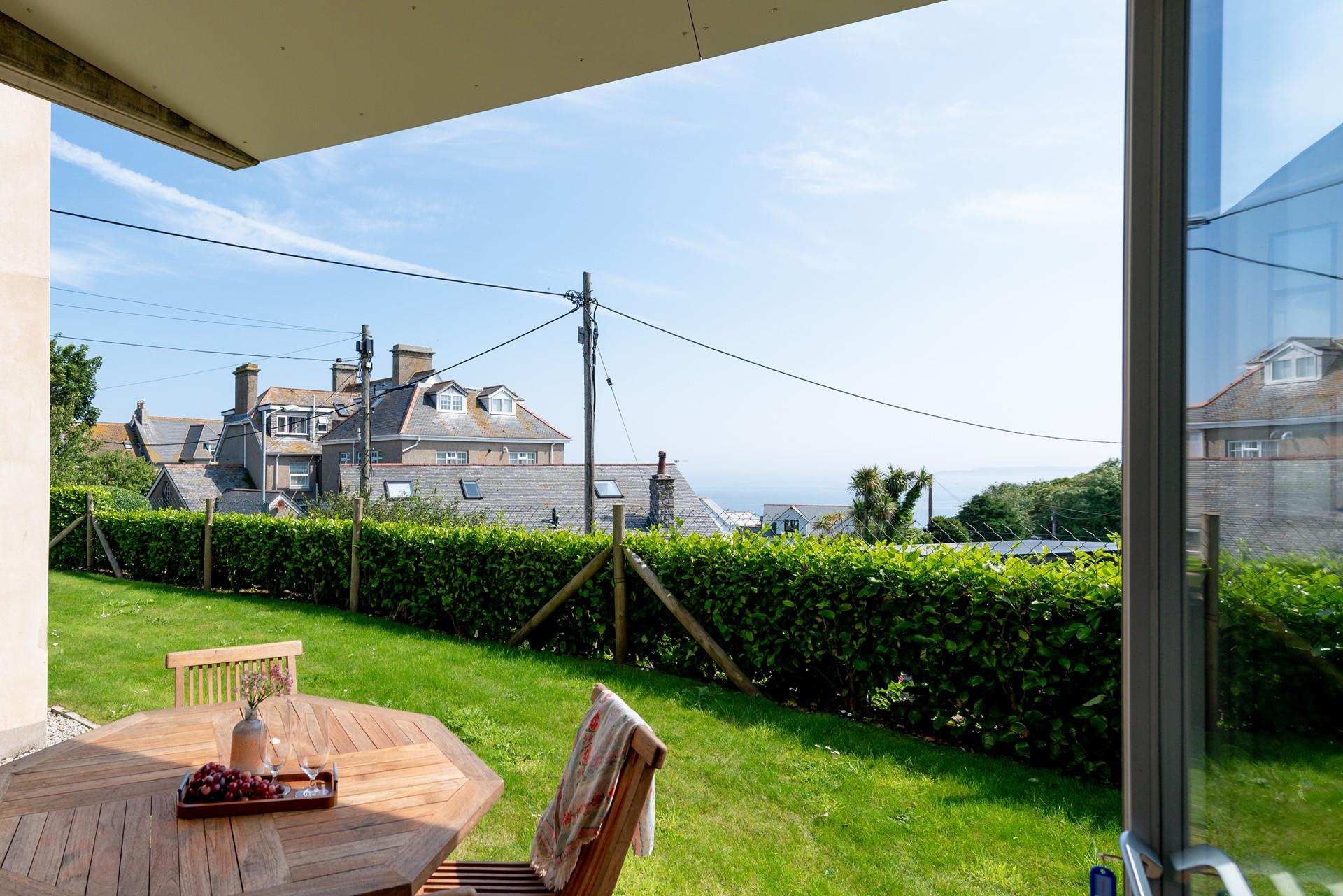This apartment has its own parking space so you can enjoy days out at other Cornish beauty spots.