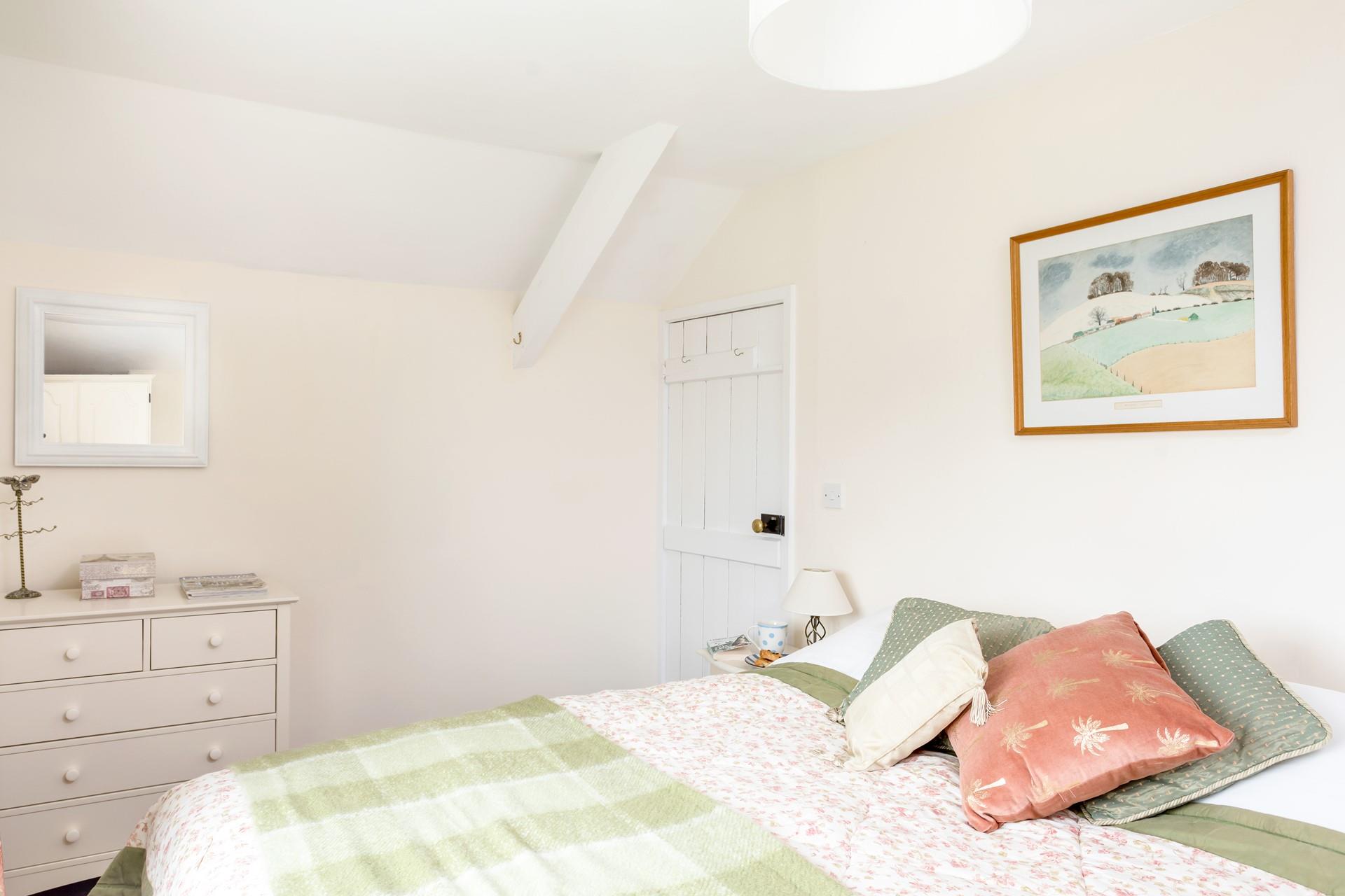 Choose from a king size or twin bed in the second bedroom.