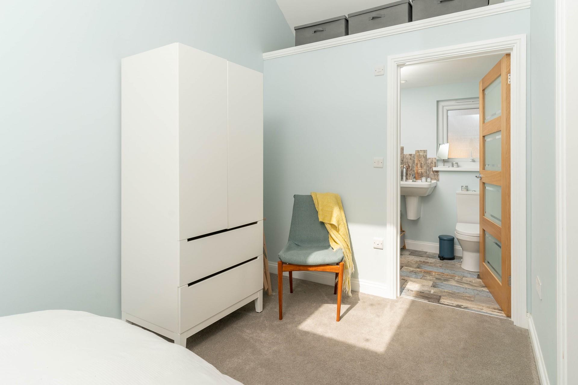 Wake up and wander into the en suite to get ready for the day.