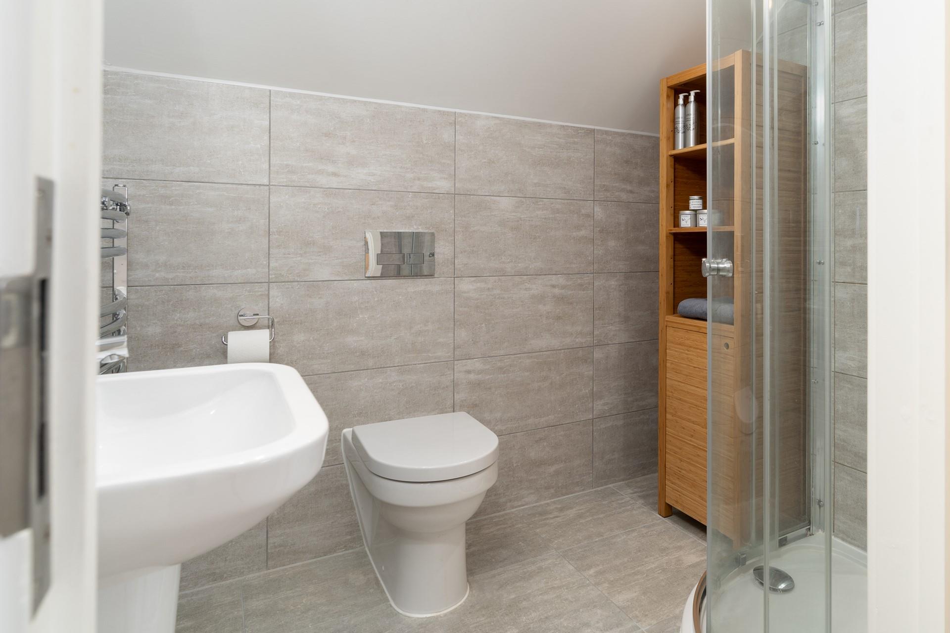 Wash off the sand and get ready for an evening out in town at a local pub.