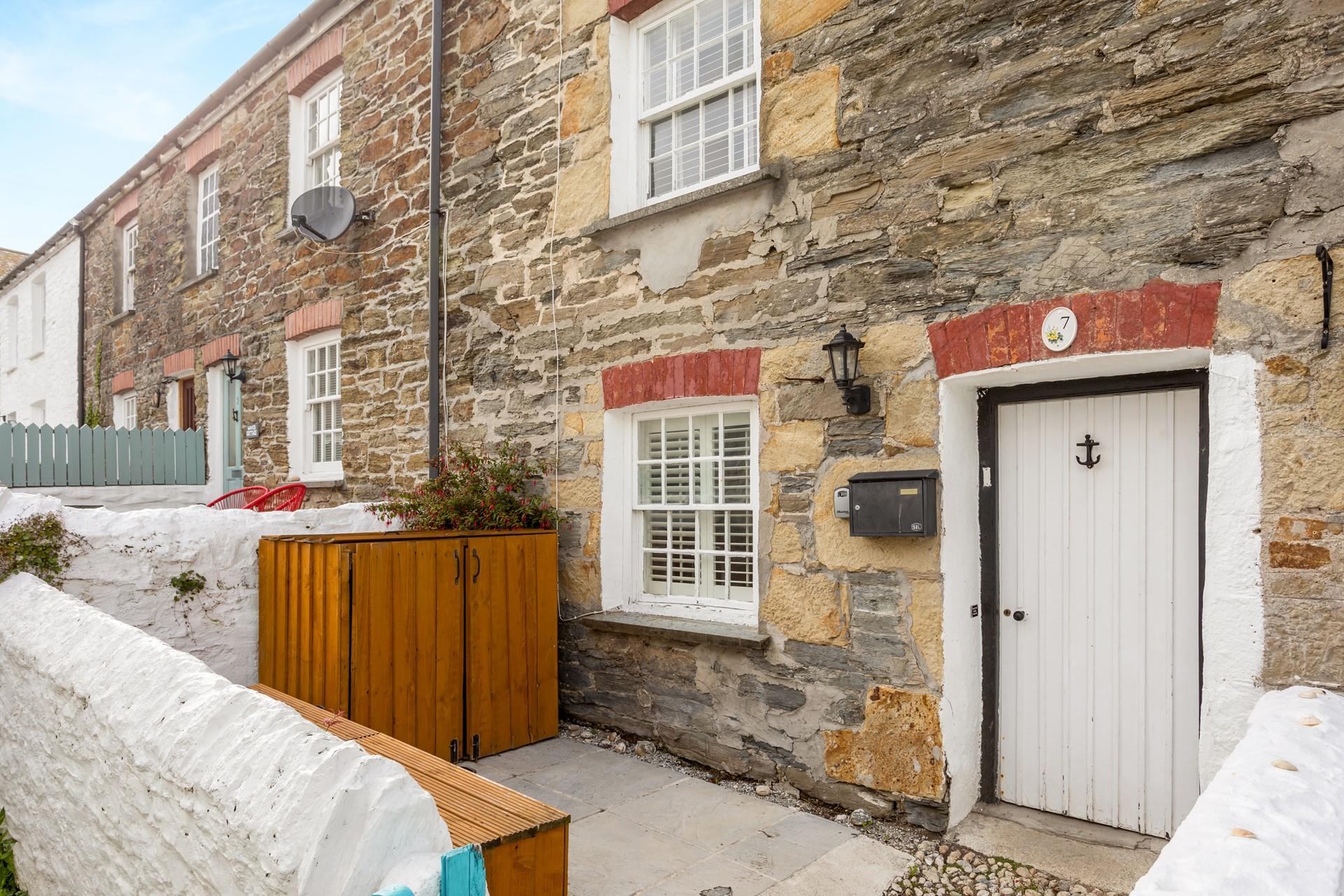This traditional fisherman's cottage is in the heart of "old" Newquay, within walking distance from the town and beaches. 
