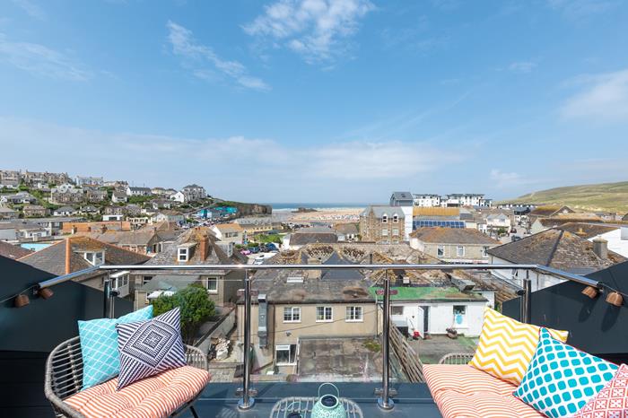 2 Waves, Sleeps 8 in Perranporth