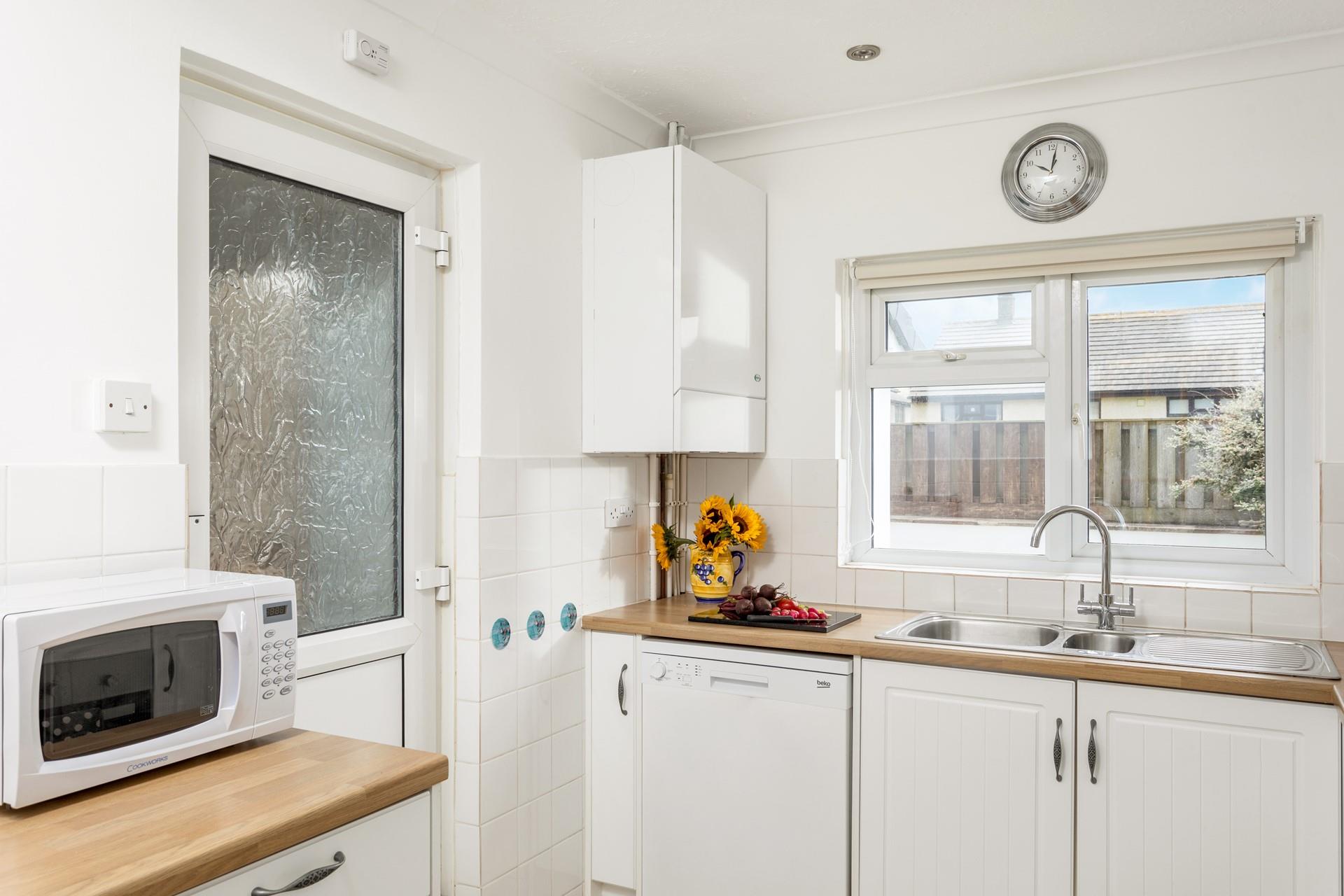 Prepare a picnic to take to the beach in the well-equipped kitchen.