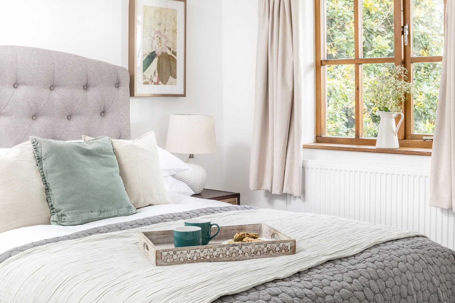 After an evening spent enjoying seafood at a nearby restaurant, come back to drift off to sleep.