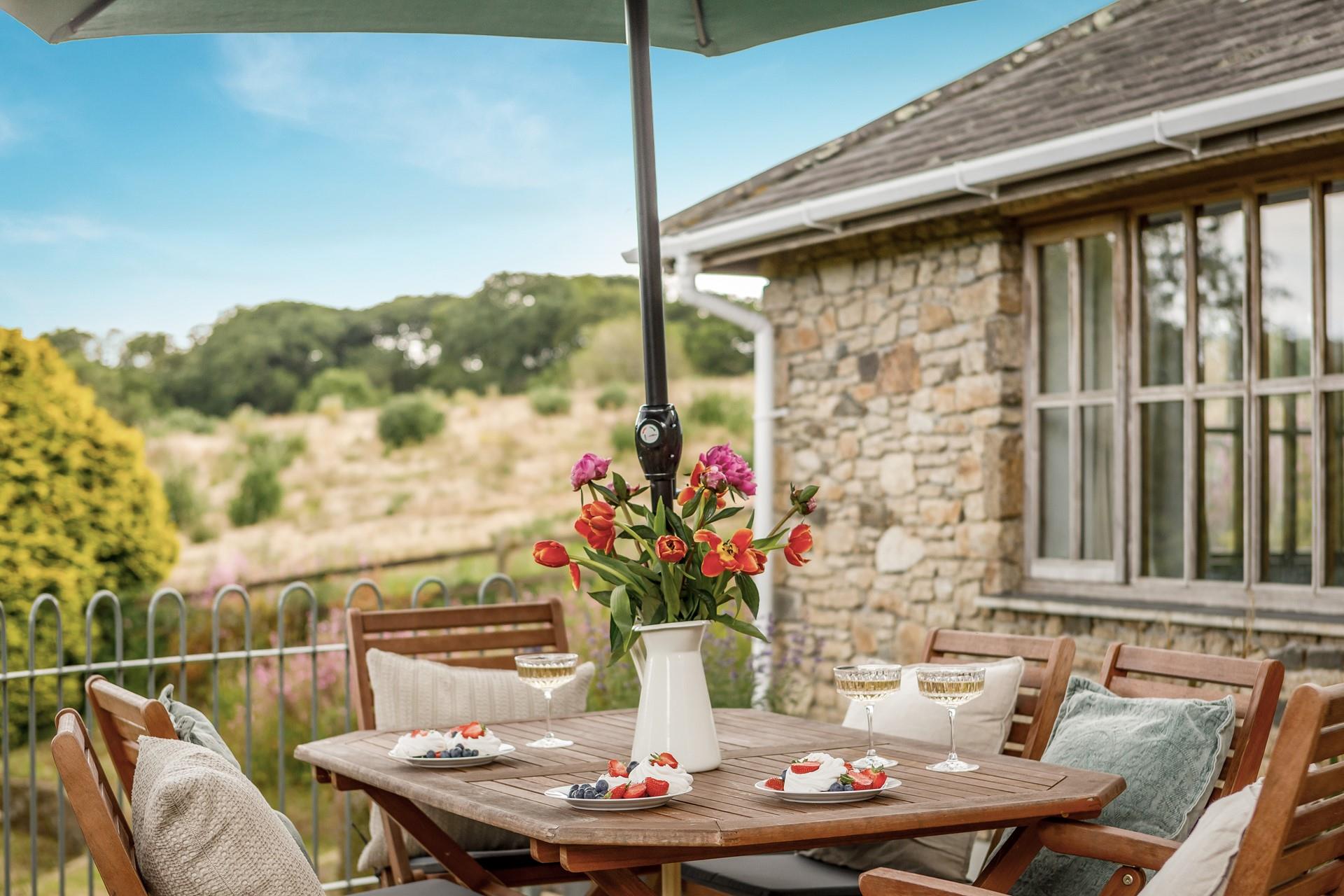 Take a delicious dessert outside to enjoy the evening sunshine.