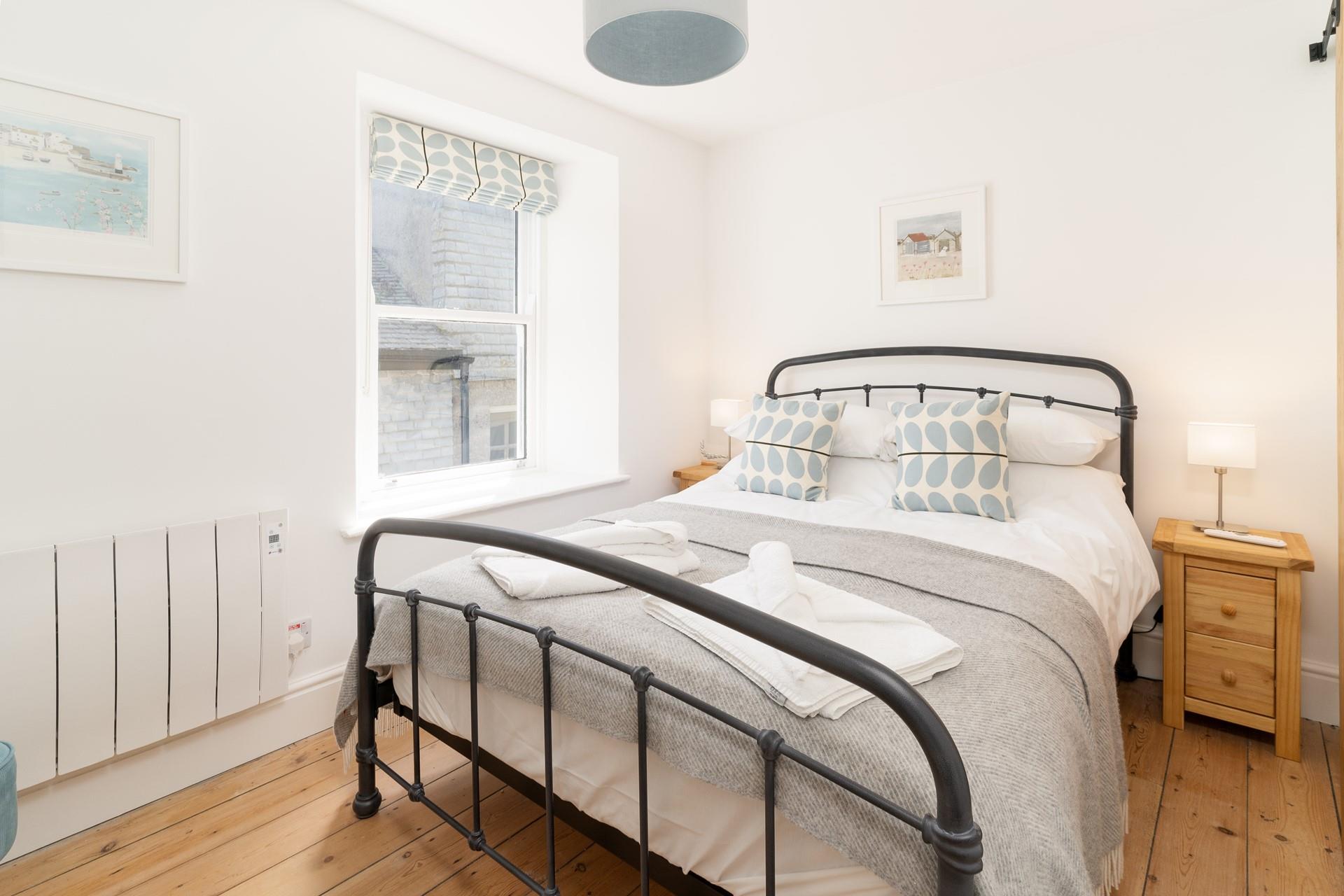 After an evening paddle in the clear blue waters of Porthmeor, come back to snuggle up in the soft sheets of the double bed.