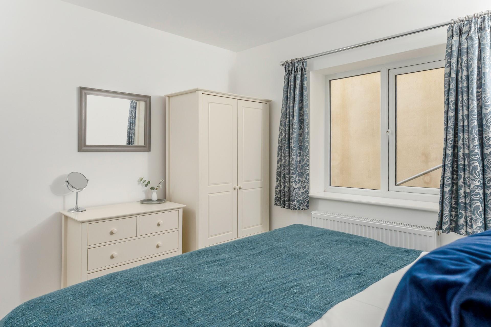 Blue tones and a comfortable double bed promise a good night's sleep.