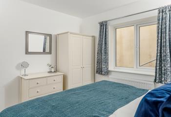 Blue tones and a comfortable double bed promise a good night's sleep.