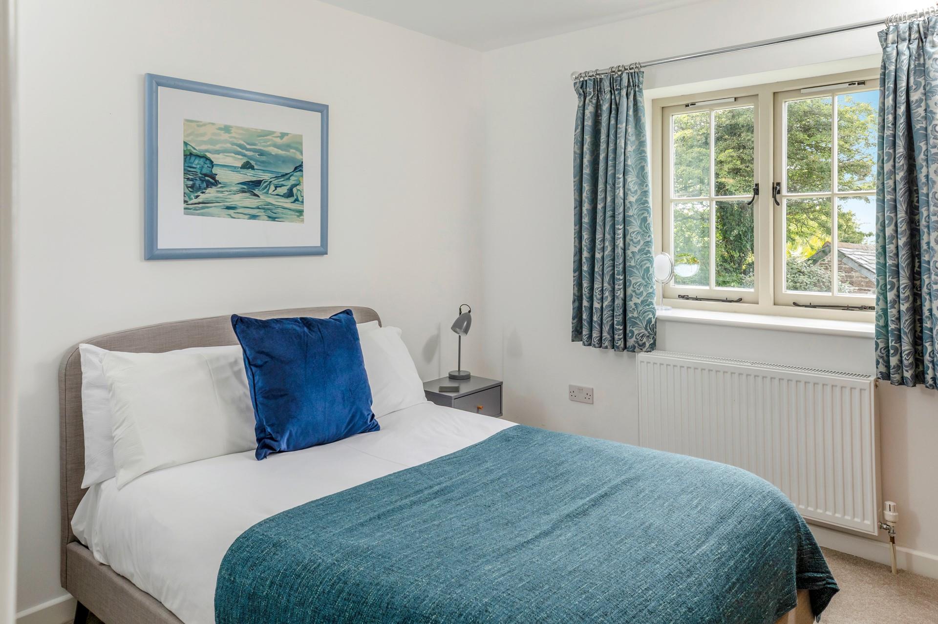 Blue tones and a comfortable double bed promise a good night's sleep.