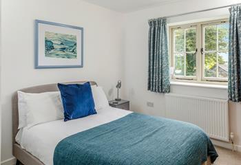 Blue tones and a comfortable double bed promise a good night's sleep.