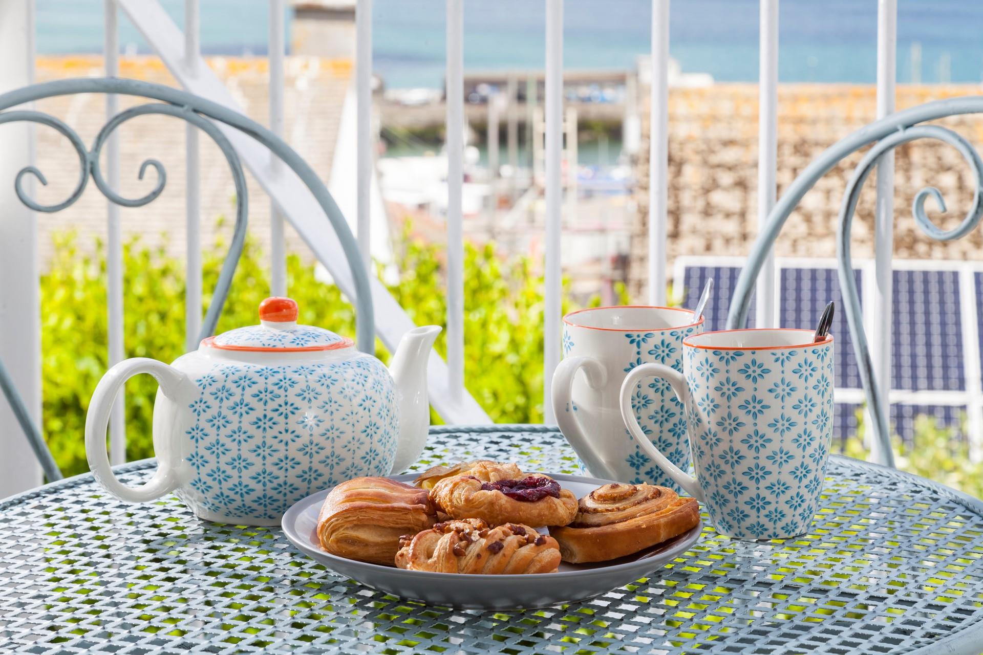 Embrace a lazy afternoon tea, or a glass of something cold on the bistro table and chairs, on the balcony with stunning views.