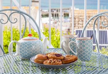 Embrace a lazy afternoon tea, or a glass of something cold on the bistro table and chairs, on the balcony with stunning views.
