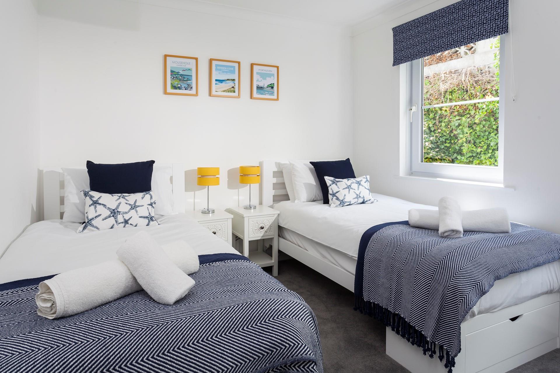 With versatile accommodation, enjoy a comfortable night's sleep by choosing either a king size or twin beds. 