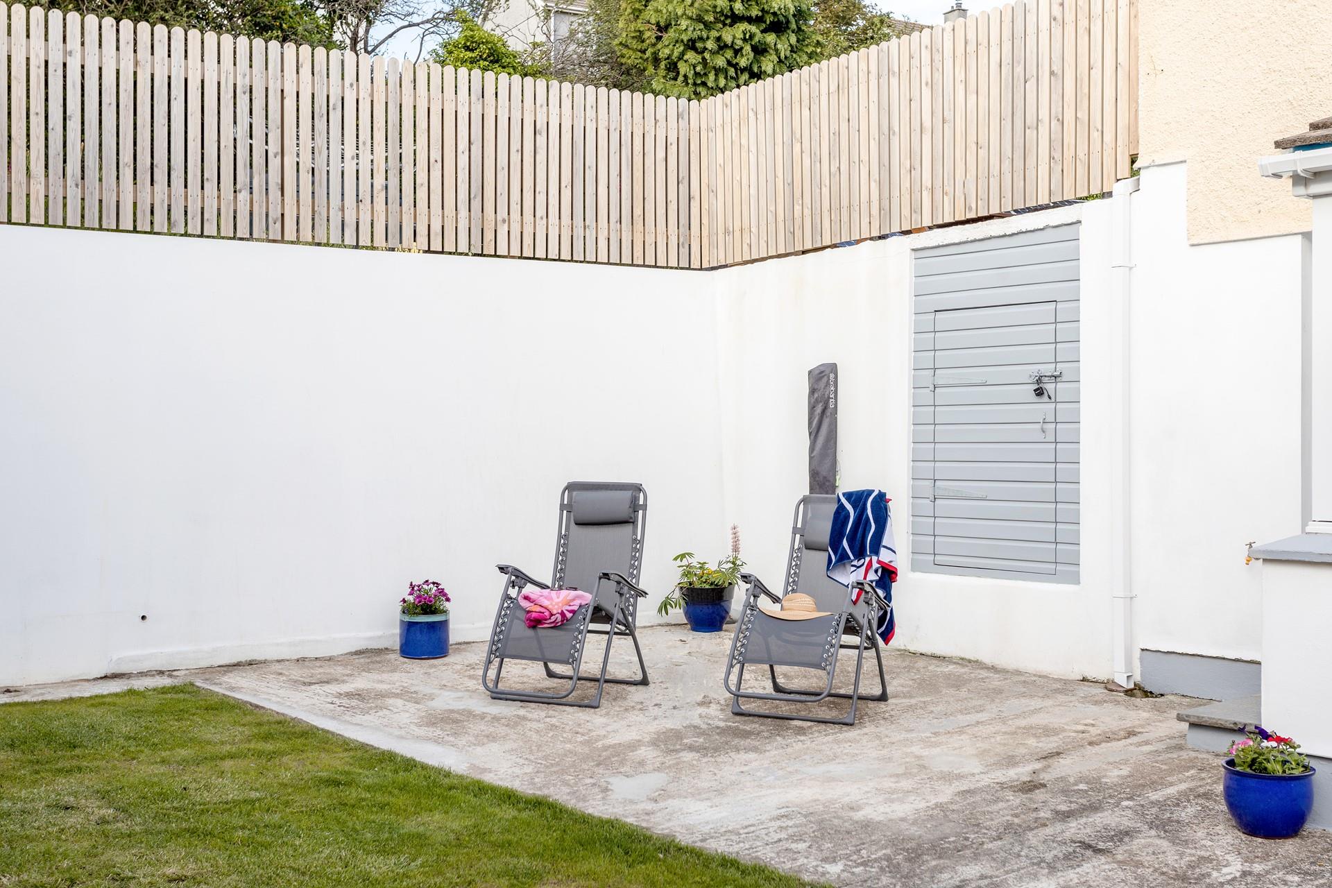 Pour yourself a glass of wine and enjoy some peace and quiet in the evenings in your garden.