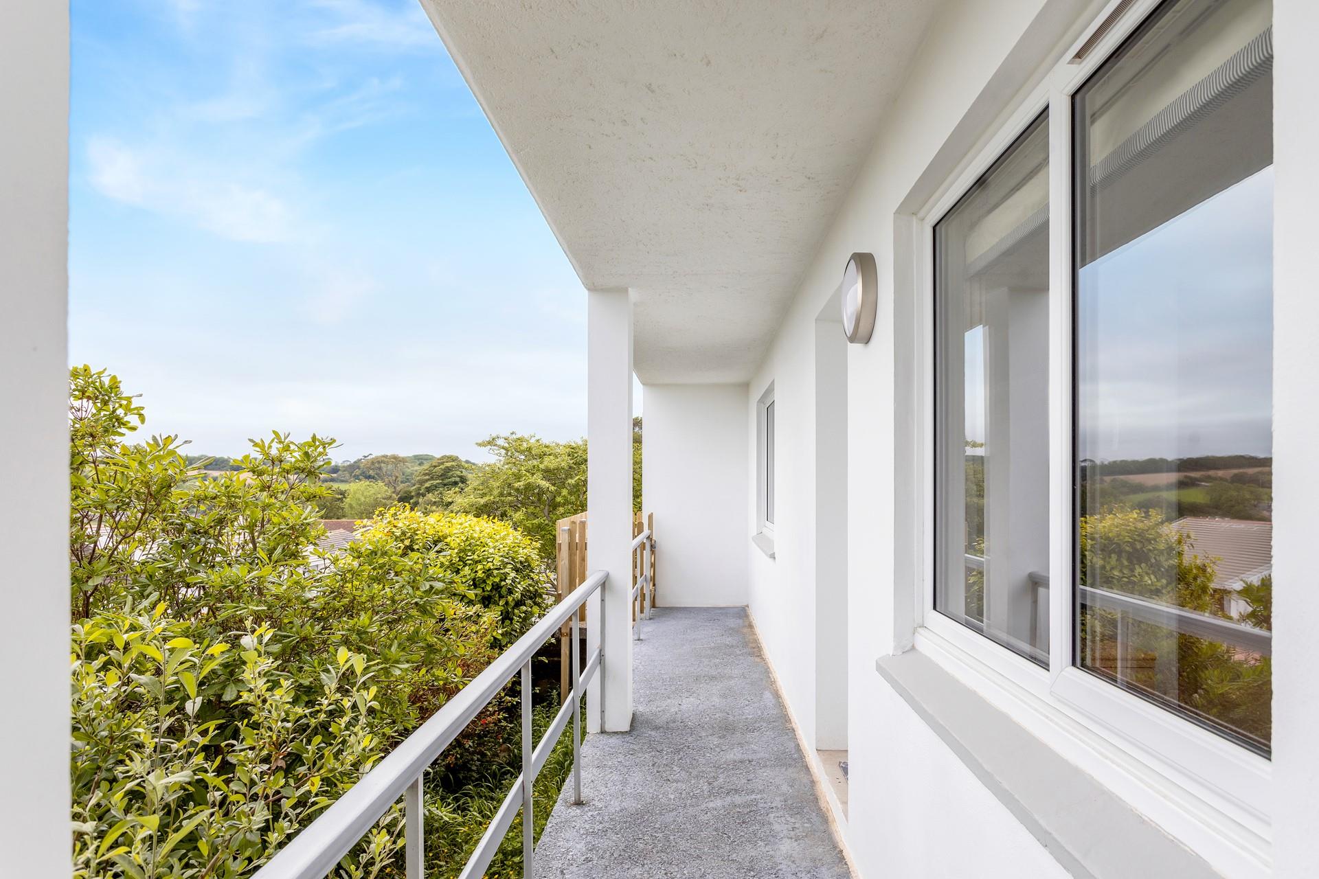 Appletree Apartment is located perfectly to explore Cornwall, whether you want to explore the rugged north coast or coves of the south coast.