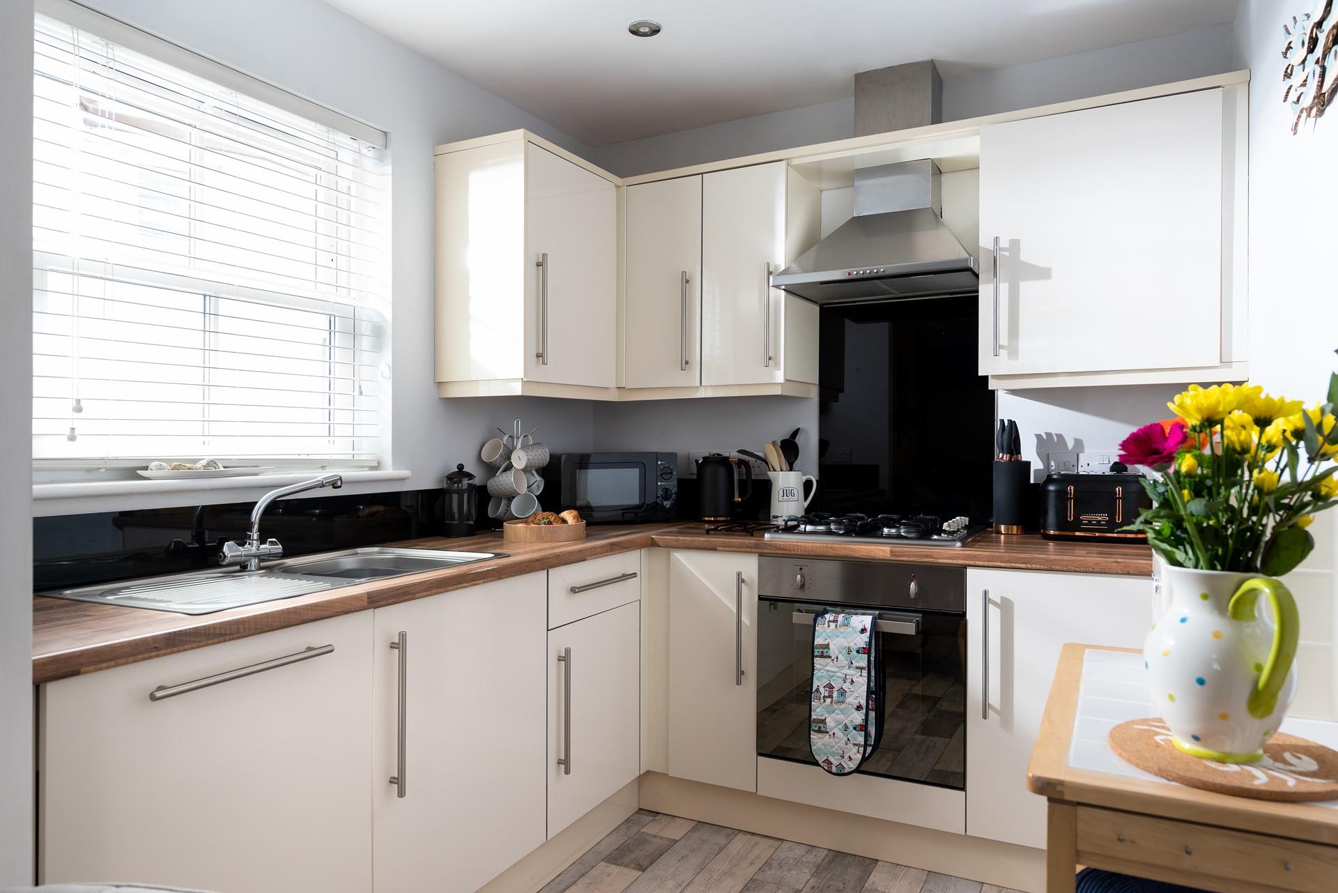 The well-equipped kitchen has all you need to cook delicious meals or prepare a picnic for the beach.