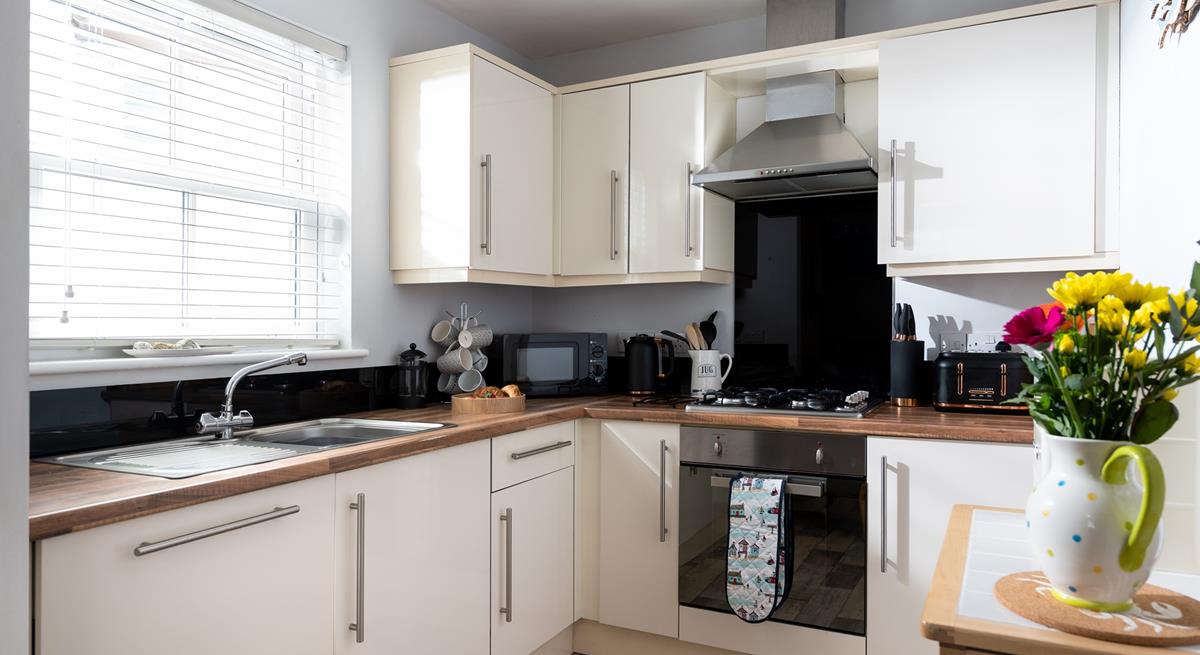 The well-equipped kitchen has all you need to cook delicious meals or prepare a picnic for the beach.