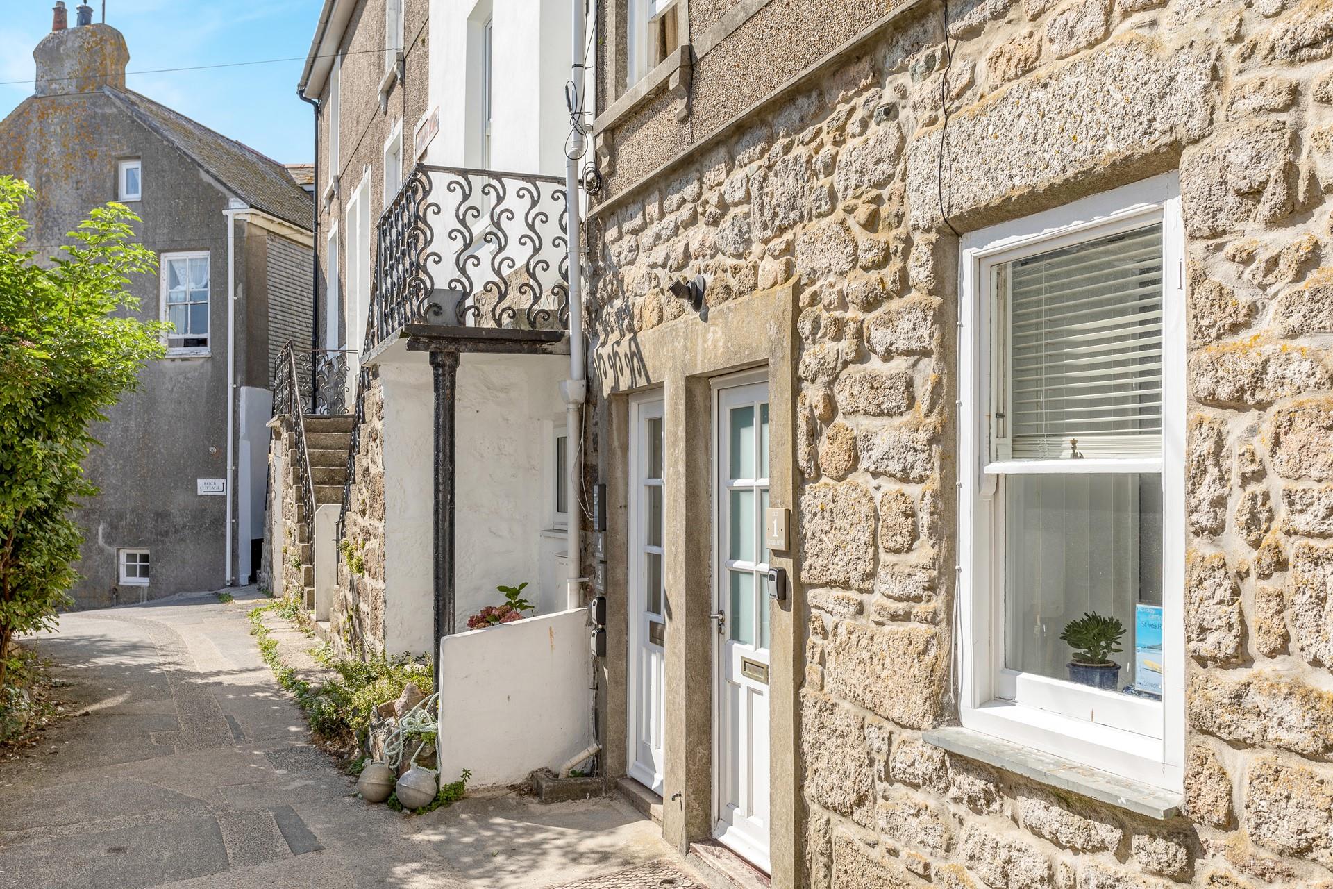 Just steps away from the harbour front, you will be in the hustle and bustle of St Ives in minutes.