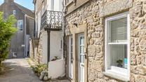 Just steps away from the harbour front, you will be in the hustle and bustle of St Ives in minutes.