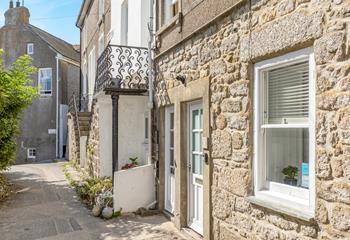 Just steps away from the harbour front, you will be in the hustle and bustle of St Ives in minutes.