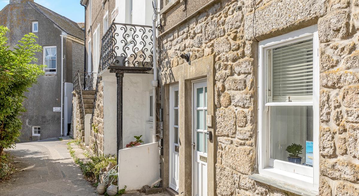 Just steps away from the harbour front, you will be in the hustle and bustle of St Ives in minutes.