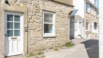 Located in the heart of St Ives, you are close to all the shops, restaurants and sandy beaches of the town.