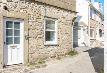 Located in the heart of St Ives, you are close to all the shops, restaurants and sandy beaches of the town.