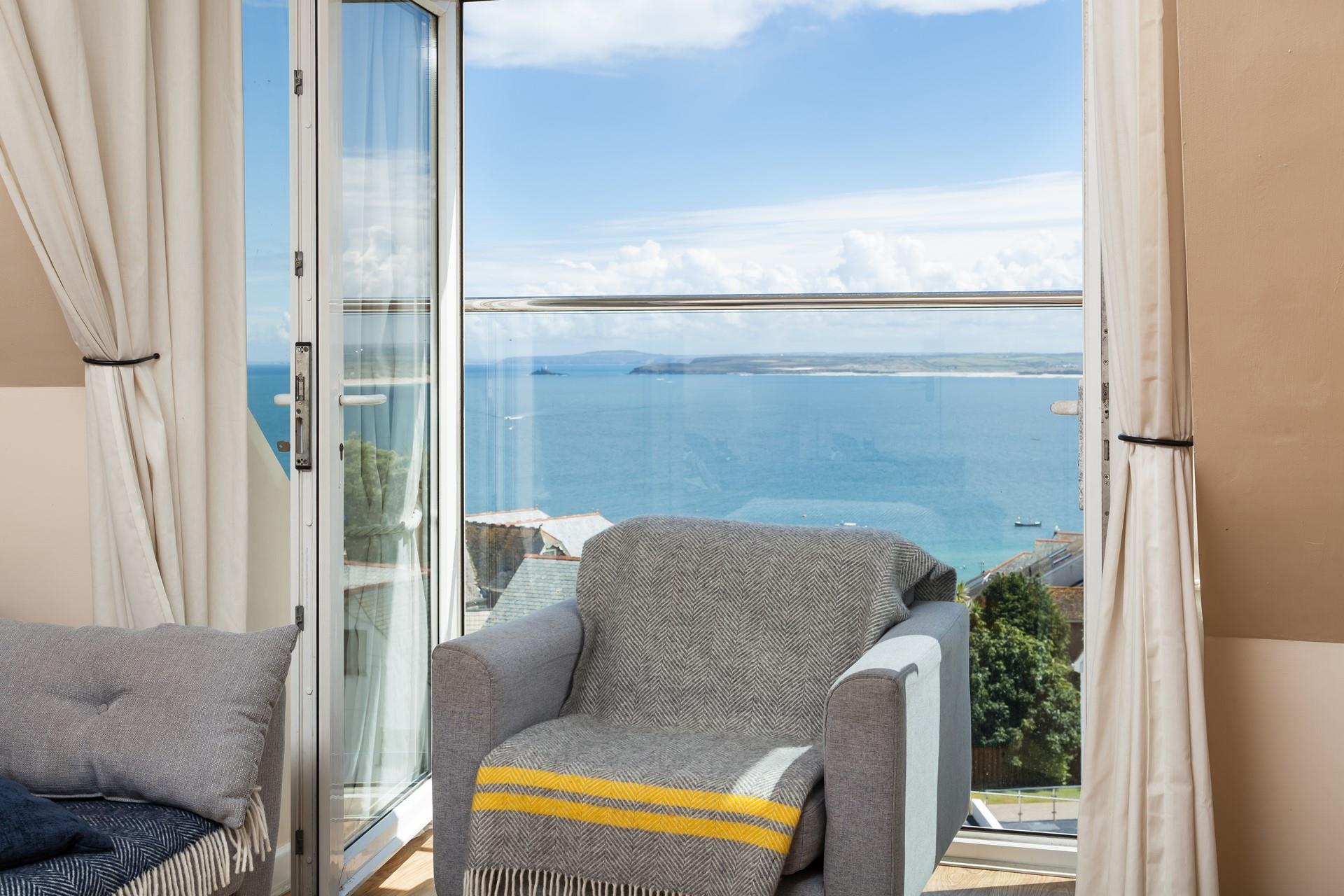 Mor Gwel has views right across St Ives Bay, living up to its name meaning 'Sea View'. 
