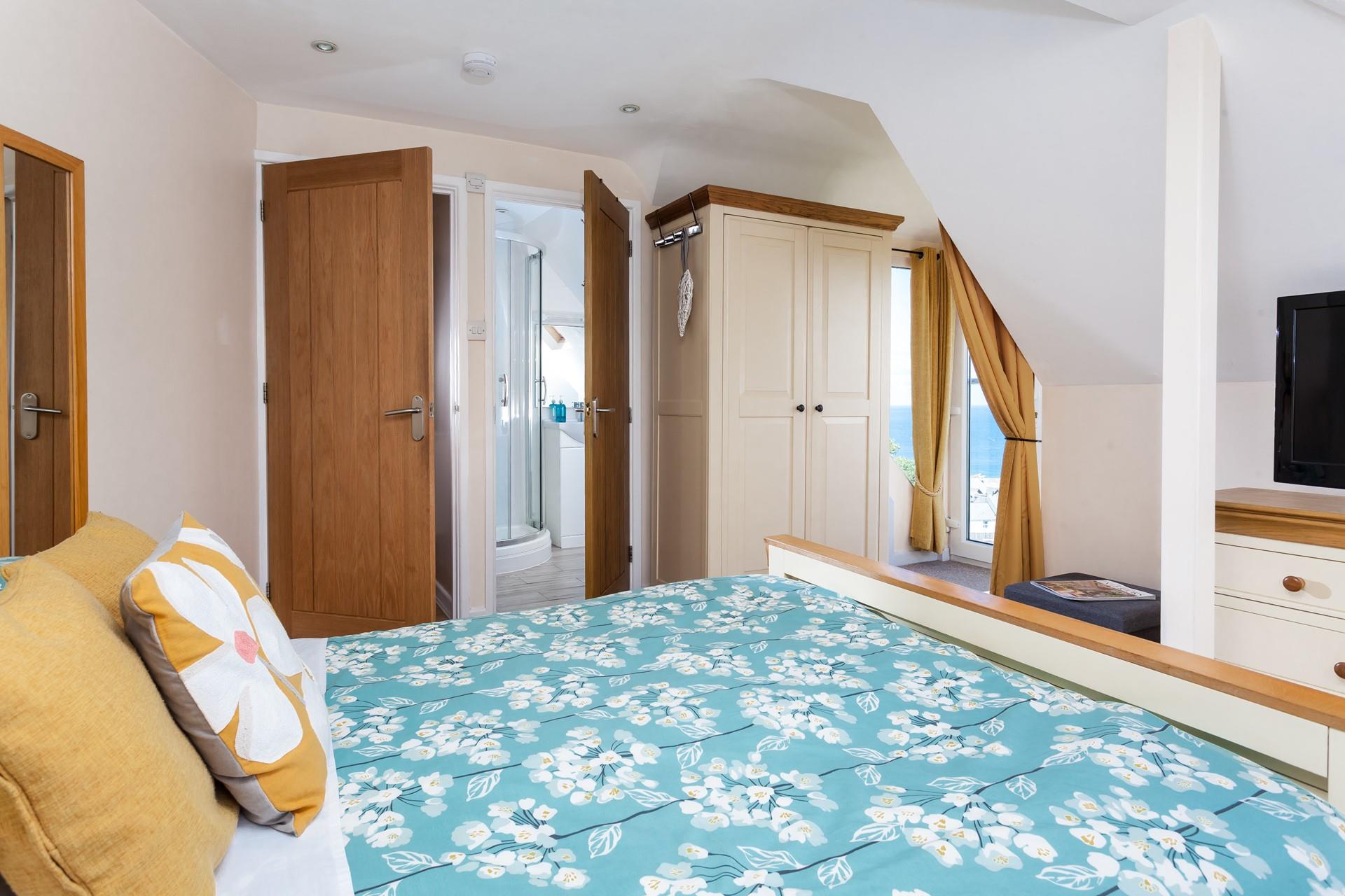 Mor Gwel is perfect for couples or families to enjoy a Cornish seaside staycation. 