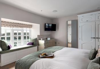 Sensational harbour views from the king size bed.