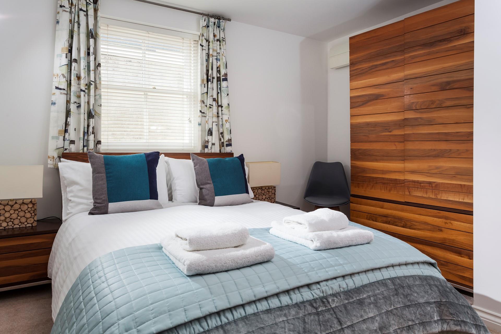 Sink into the soft sheets of the spacious double bed and drift into a dreamy night's sleep.