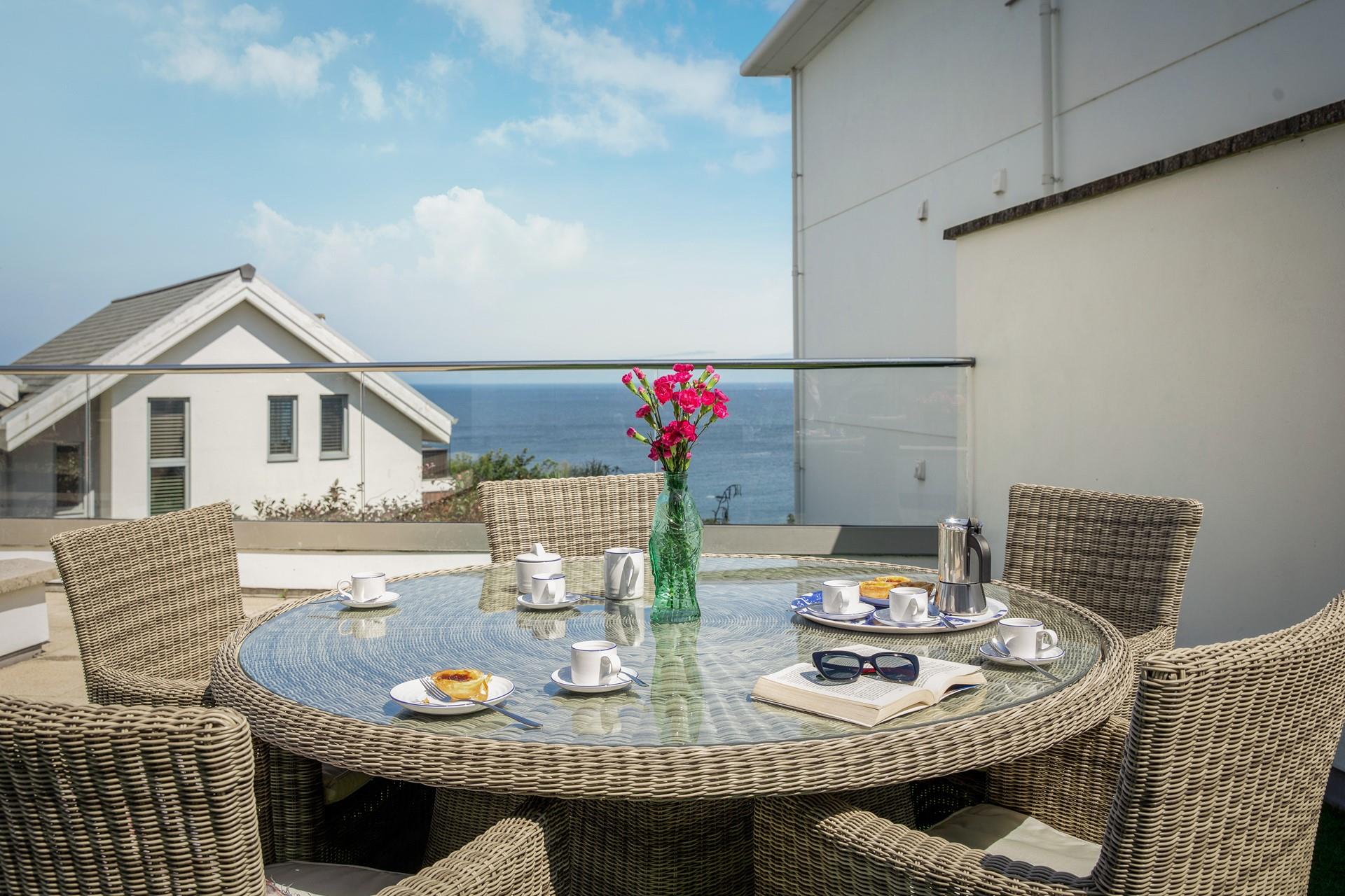 Have afternoon tea and cake out on the balcony in the afternoon sunshine.