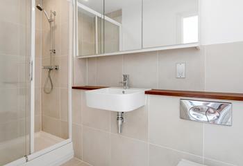 Start your day with a hot shower in the en suite.
