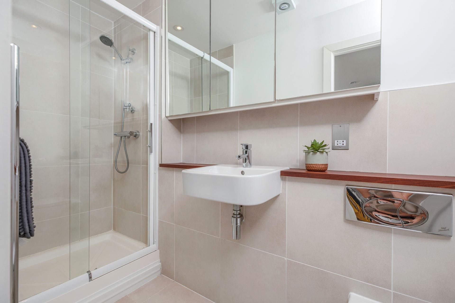 Start your day with a hot shower in the en suite.