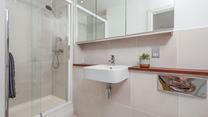 Start your day with a hot shower in the en suite.