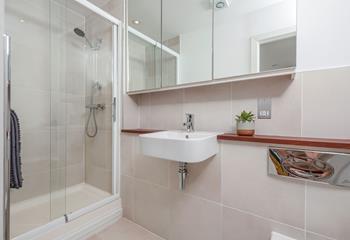 Start your day with a hot shower in the en suite.