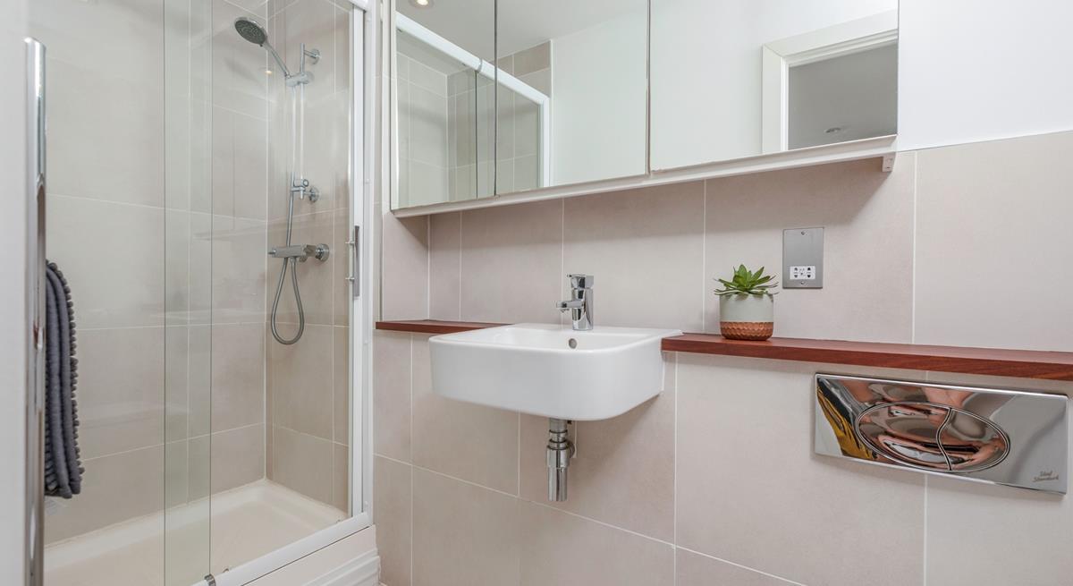 Start your day with a hot shower in the en suite.