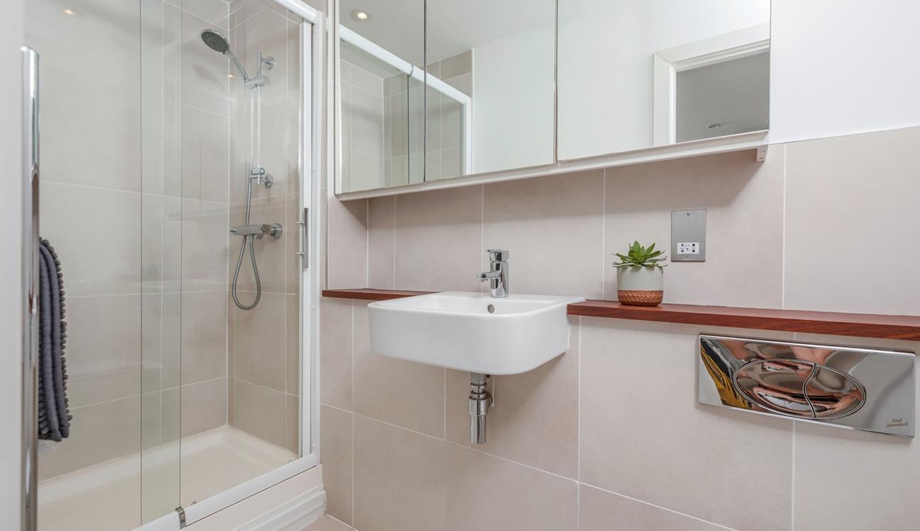 Start your day with a hot shower in the en suite.